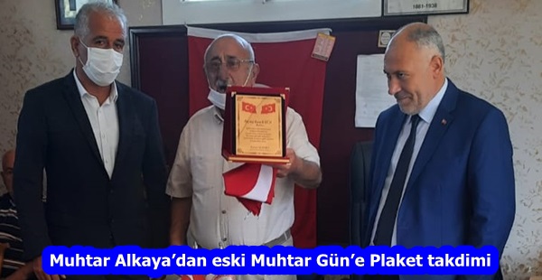 Muhtar Alkaya’dan eski Muhtar Gün’e Plaket takdimi