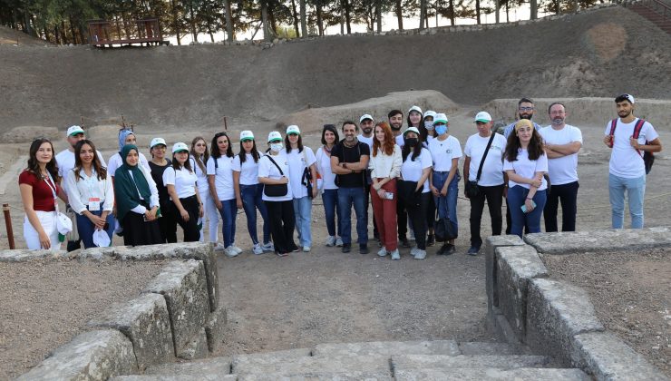 EXPO gönüllüleri Tell Açana Höyüğü’nü ziyaret etti