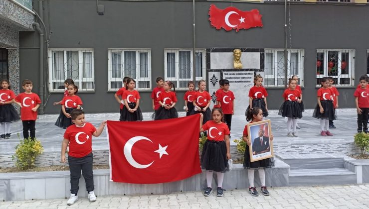 29 Ekim Cumhuriyet Bayramı salgın tedbirlerine riayet edilerek kutlandı