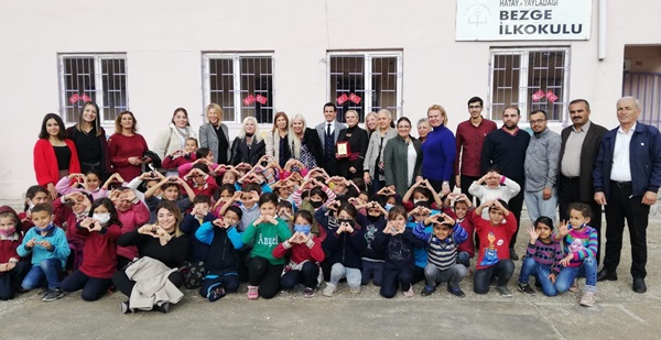 Yayladağı’nda muhtaç çocuklara giysi yardımı