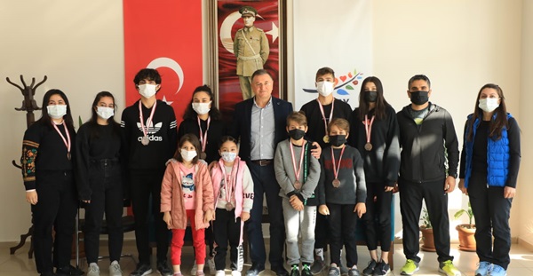 Genç badmintonculardan büyük başarı