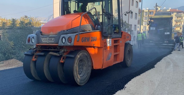 Defne sokaklarında beton asfalt serimi sürüyor