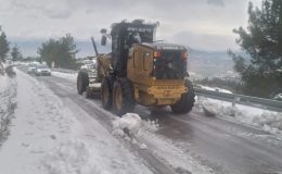 Antakya Belediyesi, karla kaplı yolları ulaşıma açtı