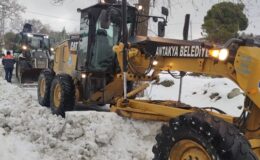 Antakya’da karla mücadele aralıksız sürüyor