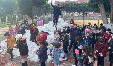 Başkan Gül, öğrencilerin ayaklarına kar getirdi