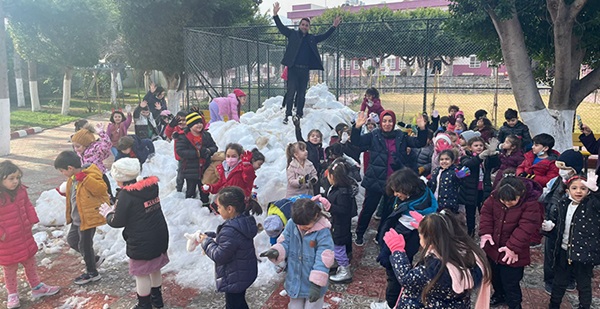 Başkan Gül, öğrencilerin ayaklarına kar getirdi