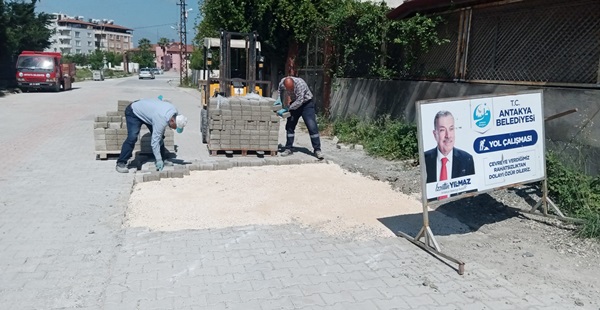 Antakya Belediyesi bozuk yolları onarıyor