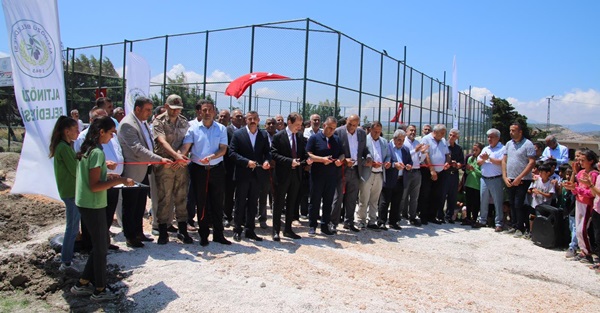 Altınözü’nde 5 mahalleye halı saha kazandırıldı