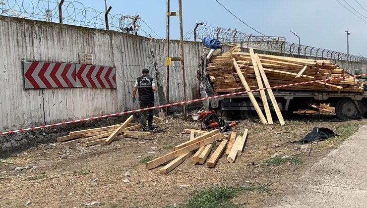 İskenderun’da freni boşalan kamyonet duvara çarptı, sürücü hayatını kaybetti