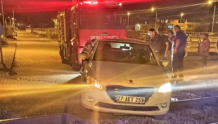 Hatay’da otomobil tren raylarına takıldı