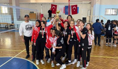 Adana Genç İş Adamları Derneği Ortaokulu Adana Şampiyonu