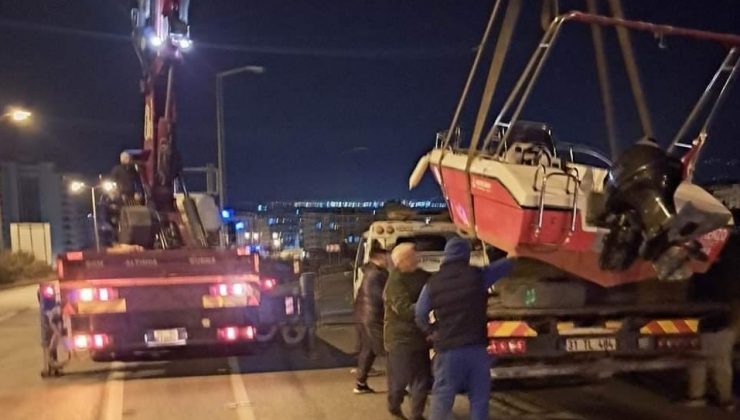Otomobilin çektiği balıkçı teknesi karayoluna düştü
