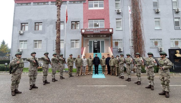 Bakan Akar ve komutanlar Suriye sınırında