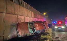 Takla atan otomobil köprü duvarına çarptı: 1 ölü