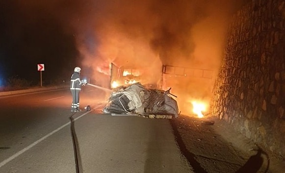 Hurda yüklü kamyonet, çıkan yangında hurdaya döndü