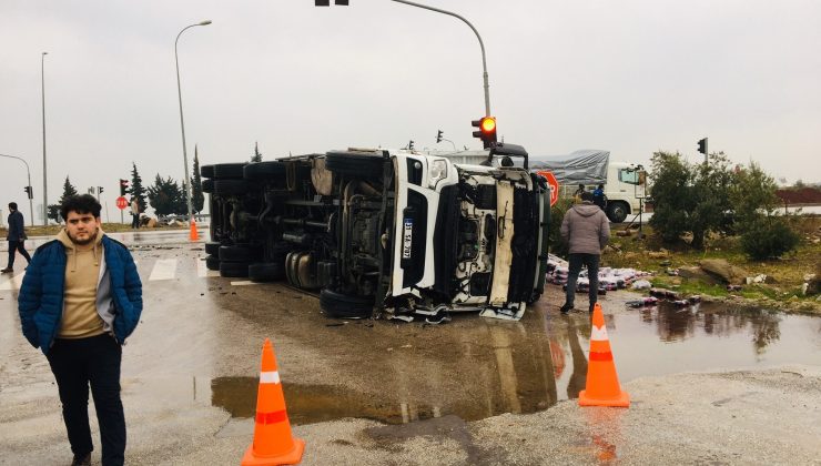 Hatay’da öğrenci servisi ile tır çarpıştı: 6 yaralı