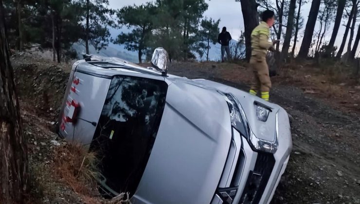 Görevden dönen orman işletmeye ait araç devrildi