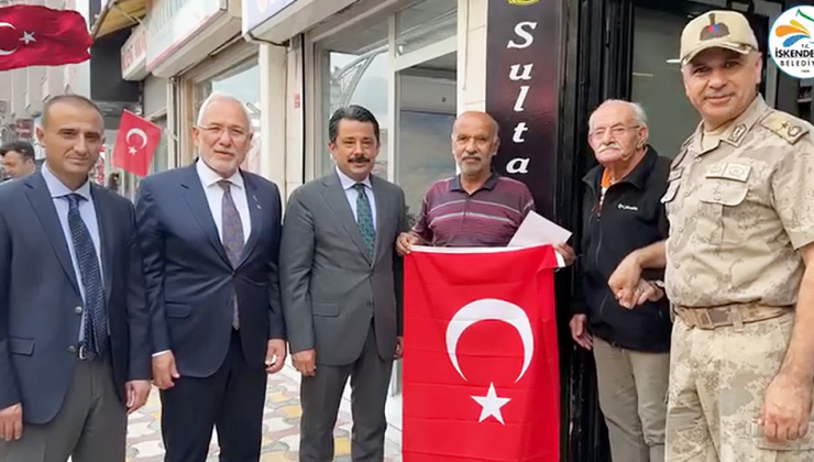 ESNAFA TÜRK BAYRAĞI HEDİYE EDİLDİ
