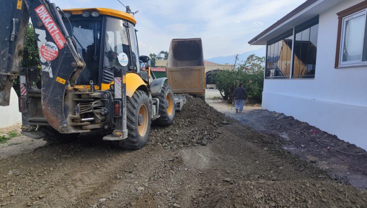 SAMANDAĞ’DA EKİPLER YOL ÇALIŞMALARINI SÜRDÜRÜYOR