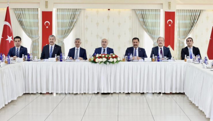 VALİ MASATLI DÜZENSİZ GÖÇLE MÜCADELE TOPLANTISINA KATILDI
