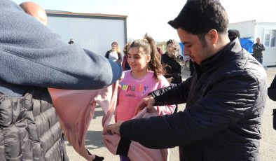 SAMANDAĞ’DA VATANDAŞLARA KIYAFET YARDIMI DAĞITILDI