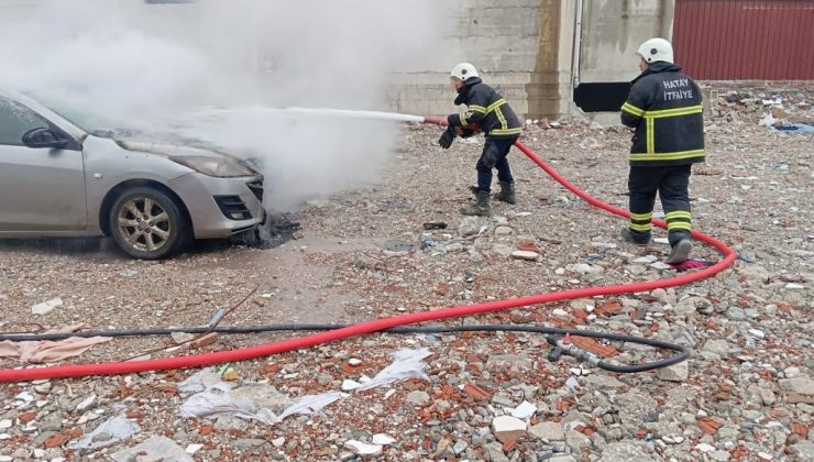 Hatay’da park halindeki otomobilde yangın çıktı