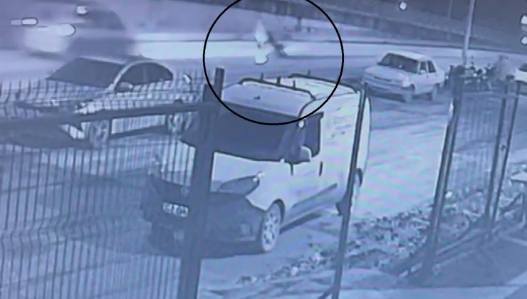Motosikletten düşen gencin üzerinden araç geçti
