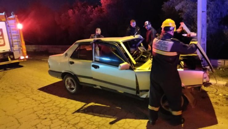 Hatay’da elektrik direğine çarpan araç hurdaya döndü
