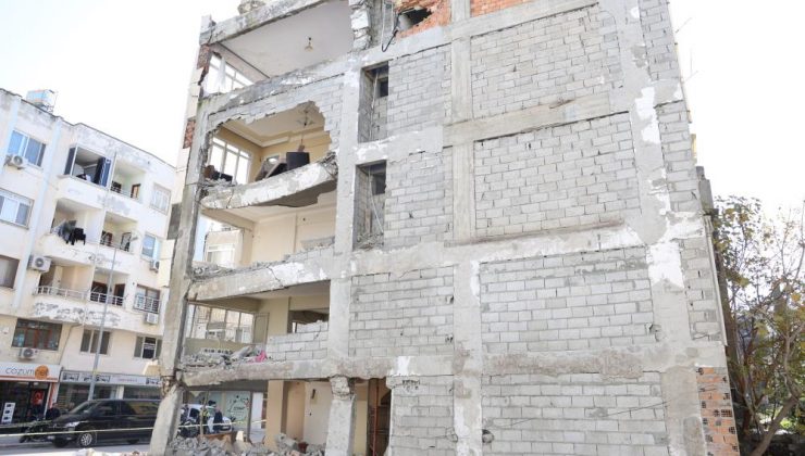 Görünümüyle ürküten binanın yıkımına başlandı