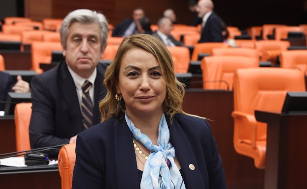 KARA: HAVALİMANINDA YANLIŞ ÜSTÜNE YANLIŞ YAPILIYOR