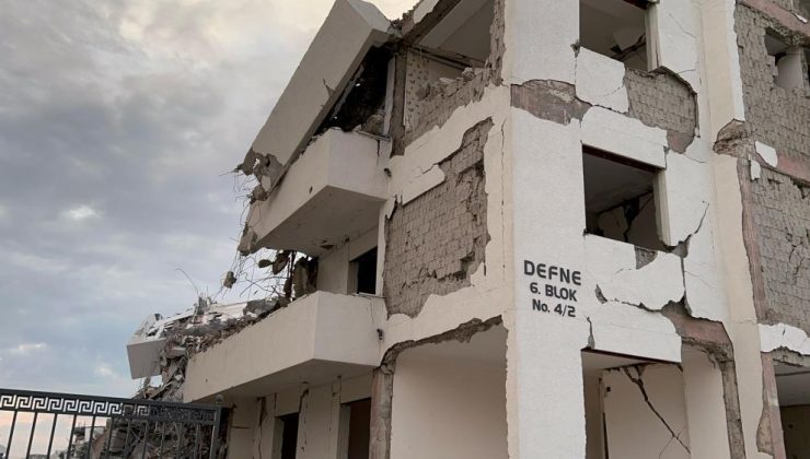 13 katlı bina iş makinesinin darbesiyle yerle bir oldu, yaşanan panik kamerada