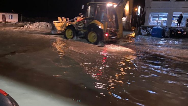 Hatay’da caddeler göle dönerken, seralar su altında kaldı