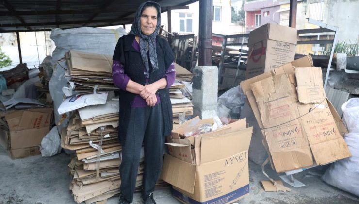 Fedakar anne, iki evladını karton ve plastik malzeme toplayarak okutuyor