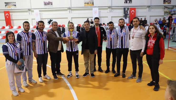 ALTINÖZÜ’NDE ŞAMPİYONLARA ÖDÜLLERİ VERİLDİ