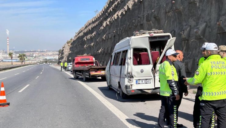 Devrilen minibüsteki 12 kişi yaralandı, kaza sonrası can pazarı kameraya yansıdı