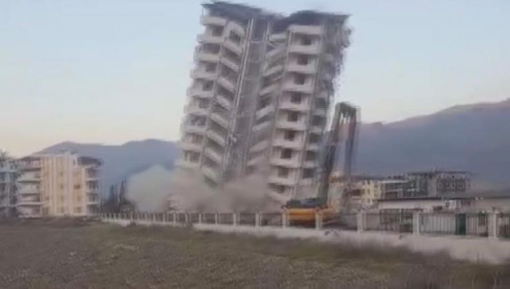 HALATLA ÇEKİLEN 11 KATLI BİNANIN KAĞIT GİBİ YERLE BİR OLDUĞU ANLAR KAMERADA