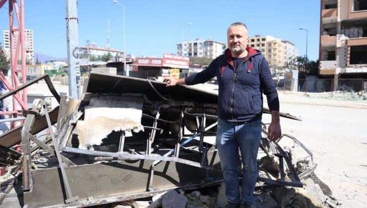 Hasarlı binadan vinçle çıkarılmak istenen fırın yere çakıldı: O anlar kamerada