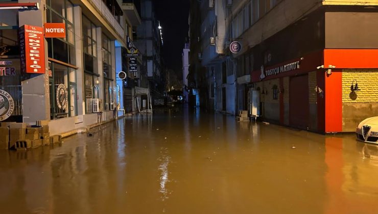 İskenderun’da şiddetli yağışla birlikte caddeler göle döndü