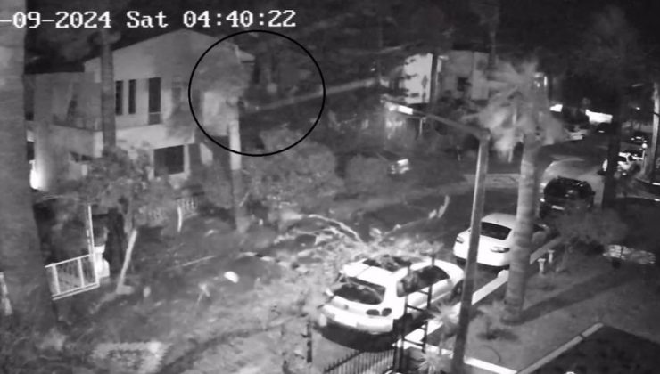 Fırtınanın etkisiyle uçan çatı 3 evde ve 1 araçta hasara neden oldu
