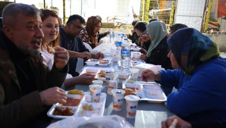 Depremin yok ettiği mahallede hüzünlü iftar