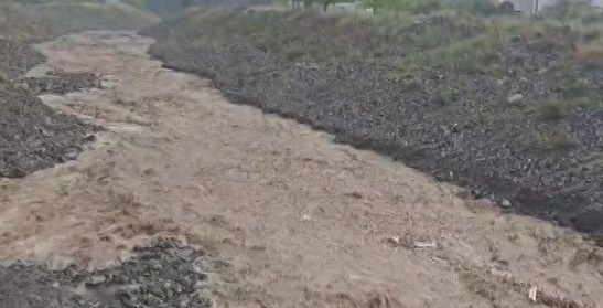 Suların çekildiği dere yağış sonrası bir anda suyla kaplandı, o anlar kamerada
