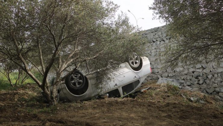 Mesaiye giderken kaza yapan kadın sürücü, 5 metrelik istinat duvarından uçtu