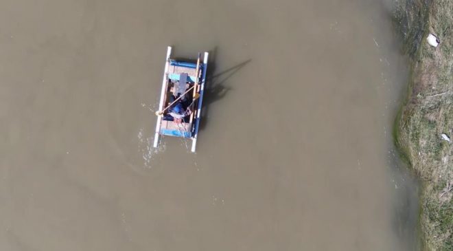Mobilya ustası atık malzemelerden yaptığı salı Asi Nehri’yle buluşturdu