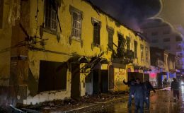 Depremin yıkamadığı 200 yıllık tarihi binayı yangın kül etti