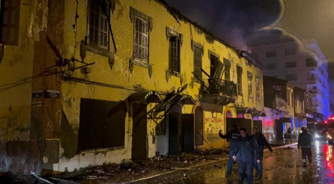 Depremin yıkamadığı 200 yıllık tarihi binayı yangın kül etti