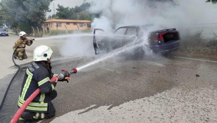 İskenderun’da yanan araç hurdaya döndü