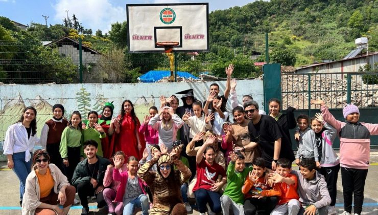 KAEÜ Sağlık Hizmetleri Topluluğu, Hatay’da depremzede çocuklara dokundu