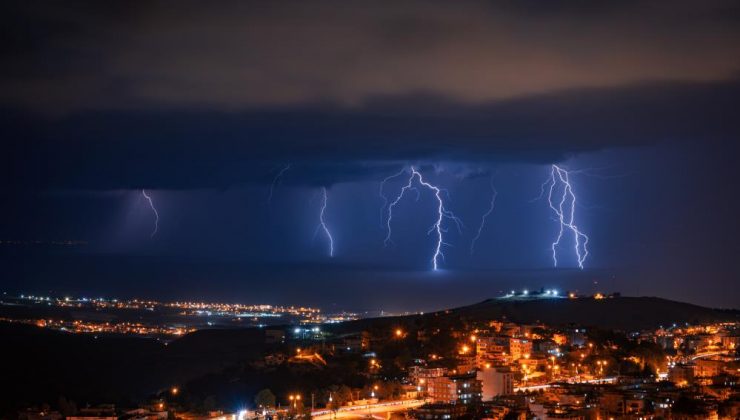 İskenderun Körfezi’nde şimşeklerin dansı geceyi aydınlattı