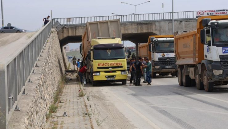 Hatay’da hafriyat kamyonu üst geçitten yola uçtu: 1 yaralı