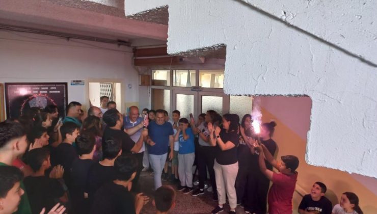 40 YILDIR AYNI OKULDA GÖREV YAPAN “KURTUL AMCA”YA YÜREK ISITAN EMEKLİLİK UĞURLAMASI